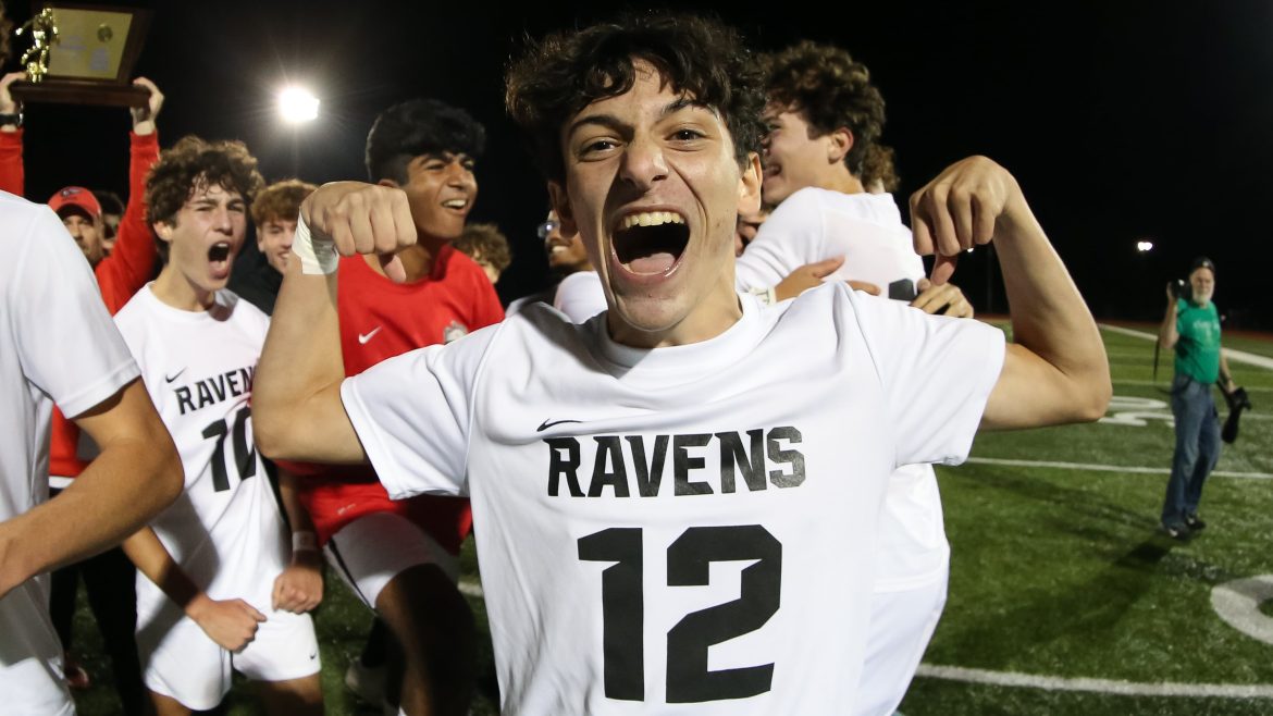 Mitchell Shapiro (12), de Robbinsville, está animado após derrotar Mendham por 2 a 1 na disputa de pênaltis para vencer a final do Grupo 3 de futebol masculino da NJSIAA na Franklin High School em 12/11/22.