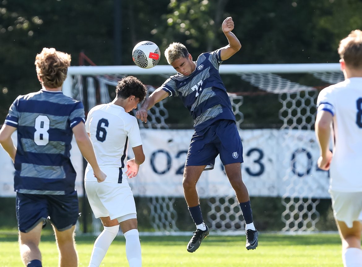 Arjun Hoshing (77) de Pingry cabeceia a bola para além de Nick Tesauro (6) da Christian Brothers Academy durante o jogo de futebol masculino na Pingry School em Basking Ridge NJ na terça-feira, 10 de setembro de 2024.