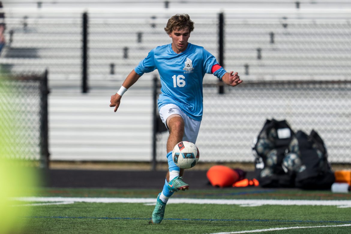Rowen Joice (16) de Toms River East controla a bola durante o jogo de futebol entre Southern e Toms River East na Toms River East High School em Toms River, NJ, em 21 de setembro de 2024.