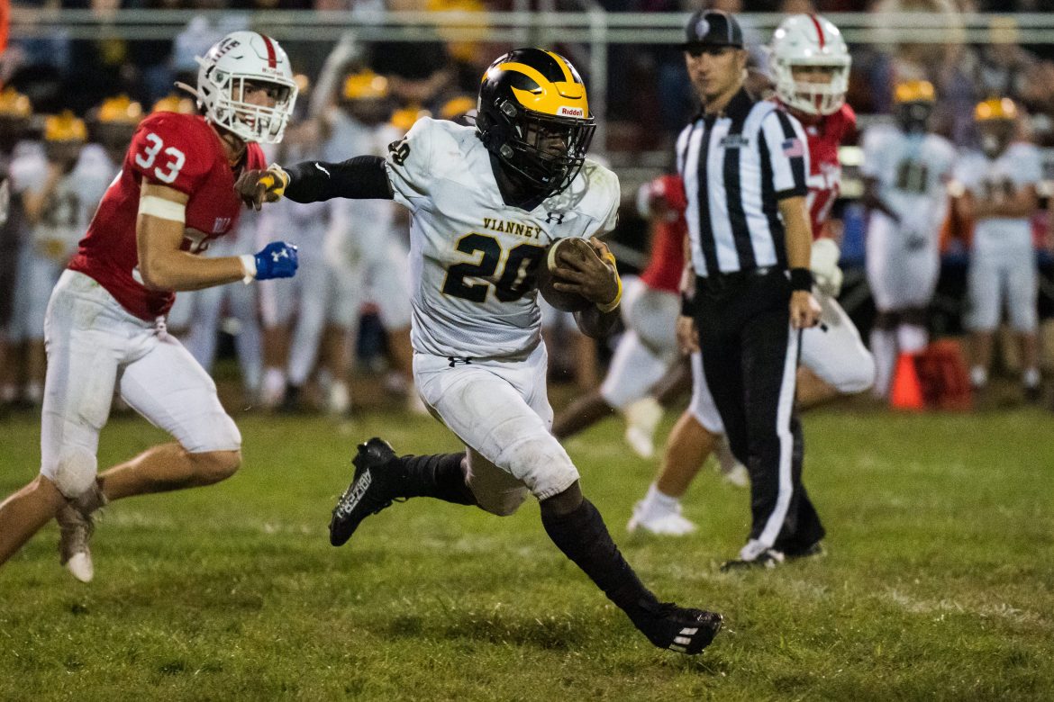 Abdul Turay (20), de St. John Vianney, está entre os líderes de corrida do estado nesta temporada.
