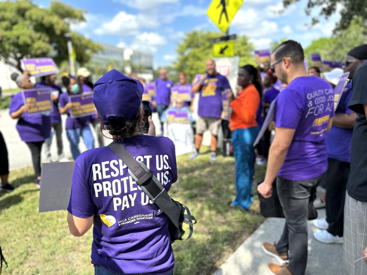 Membros do 199SEIU United Healthcare Workers East, o maior sindicato de profissionais de saúde do estado, se reuniram em 11 de maio de 2023.