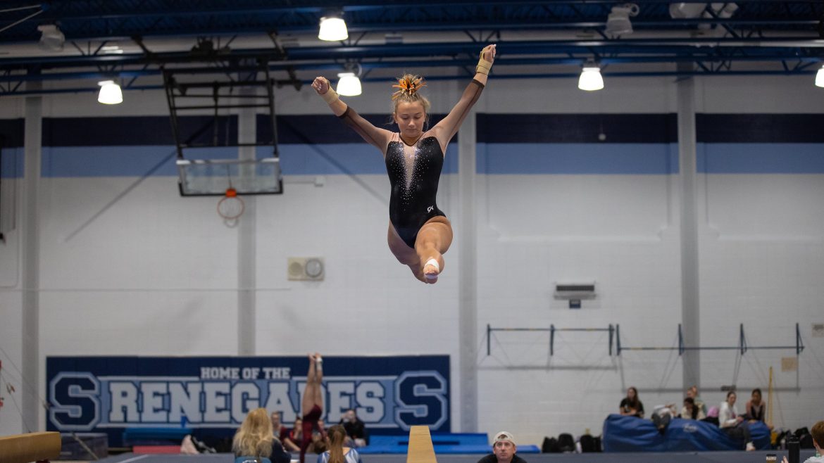 Katie Armellino, do Cherokee, compete na trave contra Lenape na Shawnee High School em Medford, NJ, na terça-feira, 24 de setembro de 2024.