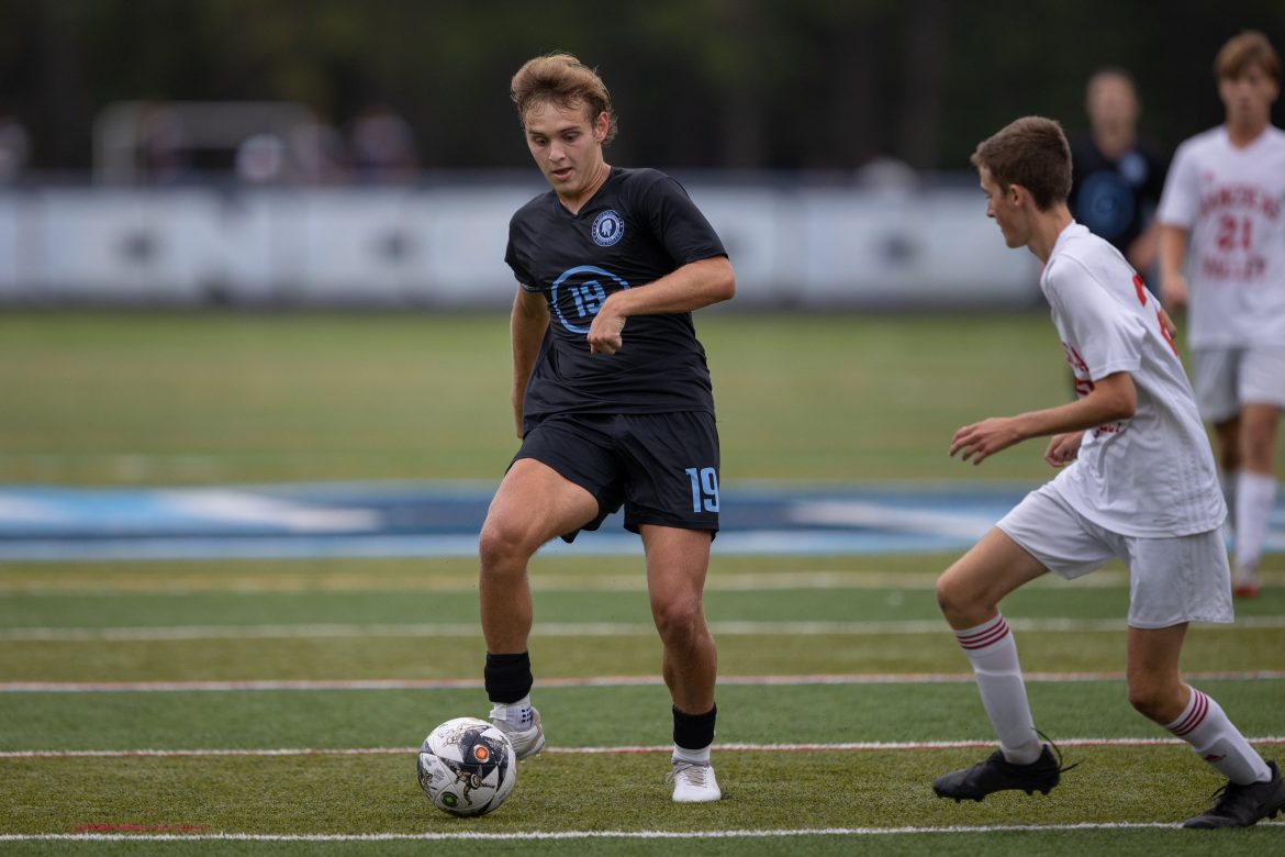 Jacob Santamaria (19) de Shawnee dribla em direção ao gol do Rancocas Valley na Shawnee High School em Medford, NJ na quarta-feira, 25 de setembro de 2024.