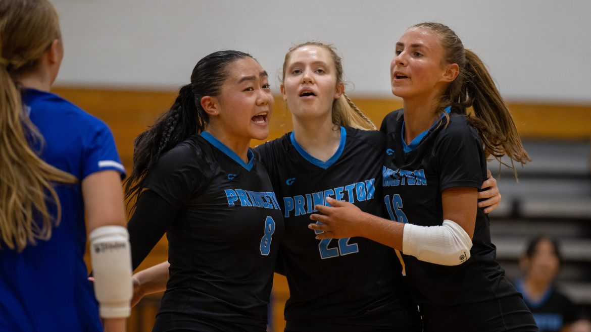 Lois Matsukawa (8), Kaelin Bobetich (22) e Naomi Lygas (16) de Princeton comemoram a liderança na última partida contra a Southern na Princeton High School, em Princeton, NJ, na quarta-feira, 11 de setembro de 2024.