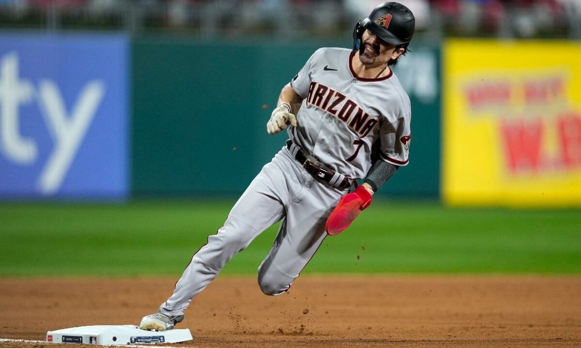 Corbin Carroll, do Arizona Diamondbacks, tenta marcar uma tripla de Ketel Marte contra o Philadelphia Phillies durante o quinto inning do jogo 6 da NL Championship Series de beisebol na Filadélfia, segunda-feira, 23 de outubro de 2023.