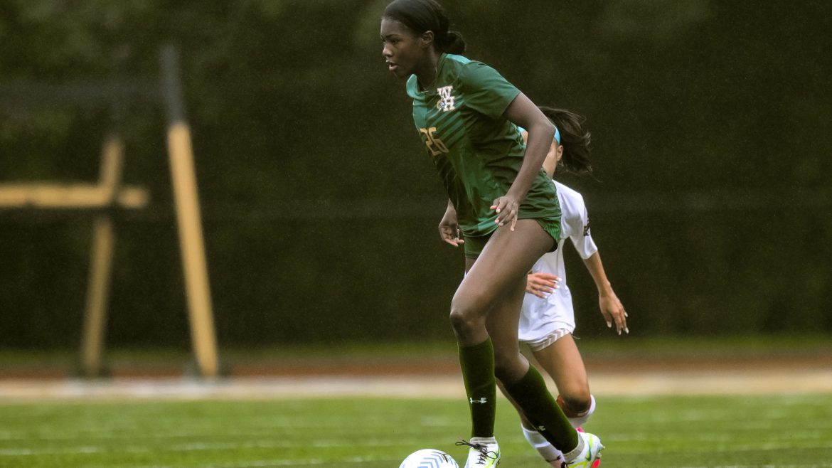 Taylor Green (26) de Wardlaw-Hartridge controla a bola contra Edison durante o jogo GMC Soccer For A Cause Showcase em North Brunswick HS em North Brunswick, NJ no sábado, 30 de setembro de 2023.