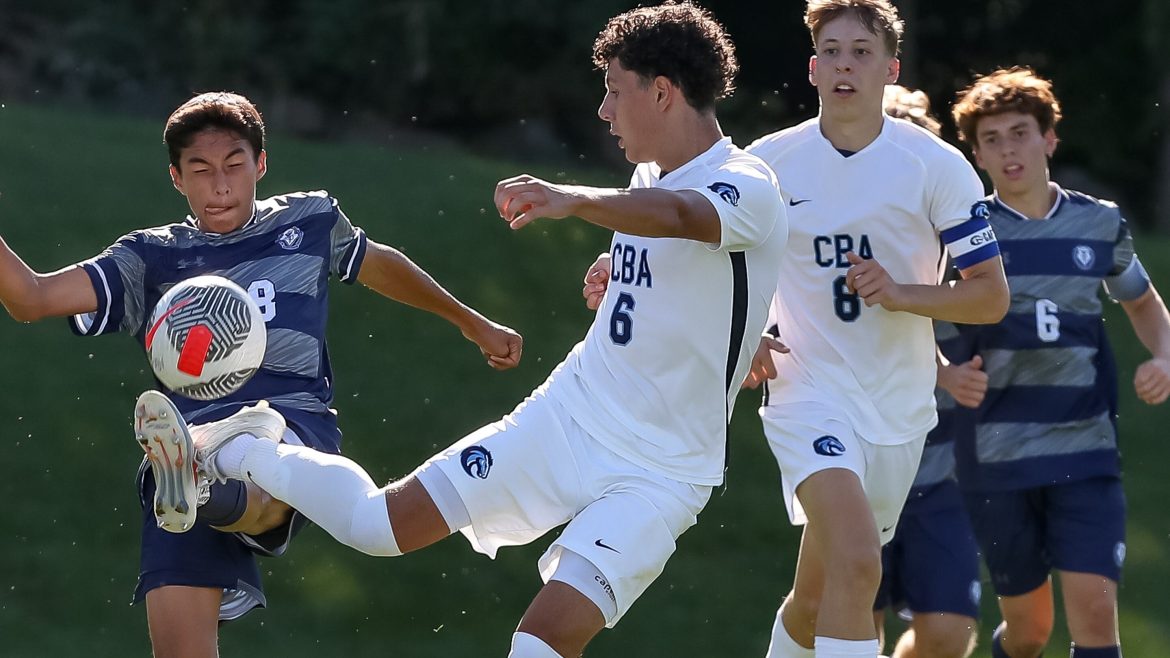 Nick Tesauro (6) da Christian Brothers Academy e Henry Foster (8) da Pingry lutam pela bola durante o jogo de futebol masculino na Pingry School em Basking Ridge NJ na terça-feira, 10 de setembro de 2024.
