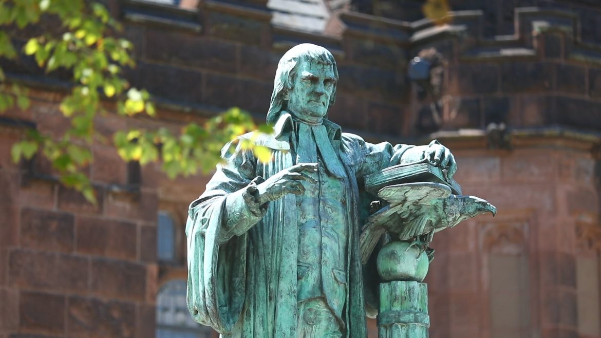 A Universidade de Princeton está lutando com o futuro da estátua de John Witherspoon em seu campus. Witherspoon, ex-reitor de universidade, assinou a Declaração de Independência. Ele também era proprietário de escravos.