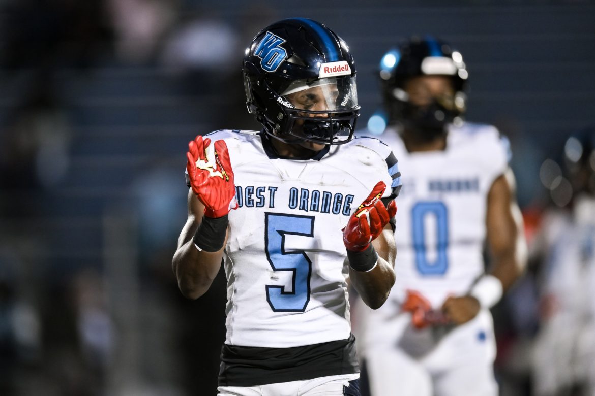 Christopher Barrino (5) de West Orange se aquece antes do jogo de futebol americano do ensino médio contra o East Orange Campus no Schools Stadium em Newark, NJ, no sábado, 7 de outubro de 2023.