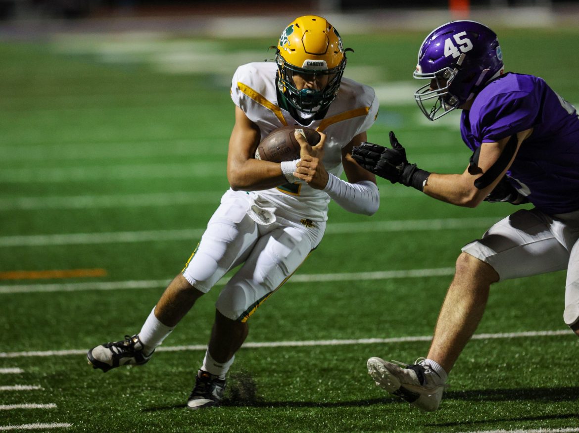 Red Bank Catholic QB Frankie Williams (1) é nocauteado pelo linebacker de Rumson-Fair Haven, Austin Kiernan (45), durante o primeiro tempo, sexta-feira, 22 de setembro de 2023, em Rumson, NJ. Os Caseys venceram por 34-6.