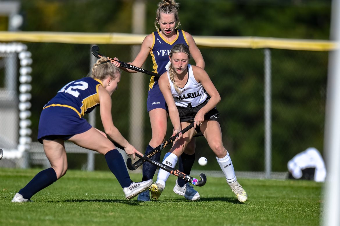 Lexi Cammarata (4) de Wallkill Valley move a bola contra Kelsey Callahan (12) de Vernon durante o jogo de hóquei em campo em Wallkill Valley HS em Hamburgo, NJ na quarta-feira, 27 de setembro de 2023.