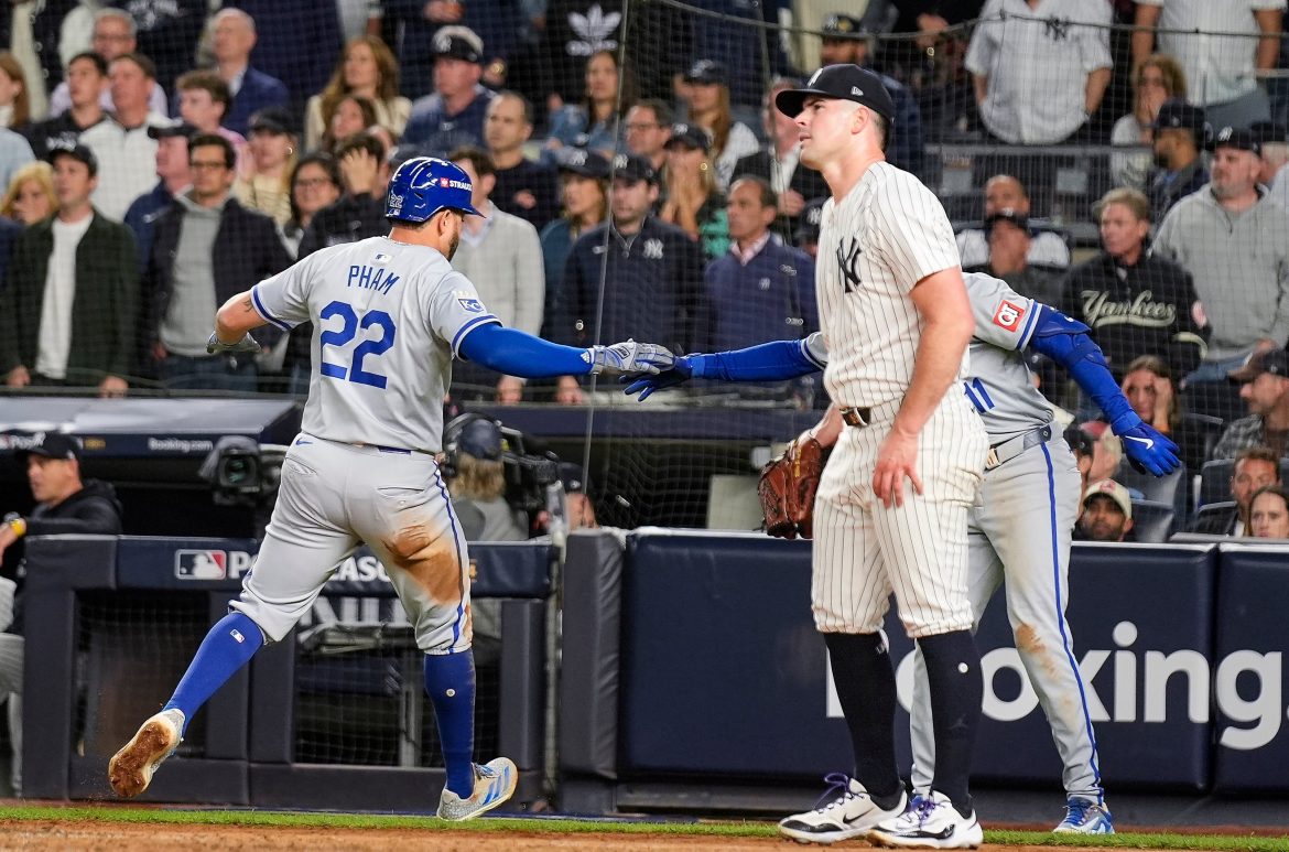 Tommy Pham e os Royals marcaram quatro corridas na quarta entrada na noite de segunda-feira no Yankee Stadium contra o canhoto Carlos Rodon dos Yankees, transformando um déficit de 1-0 KC em uma vantagem de 4-1 que se transformou em uma vitória por 4-2 no jogo 2 do ALDS.