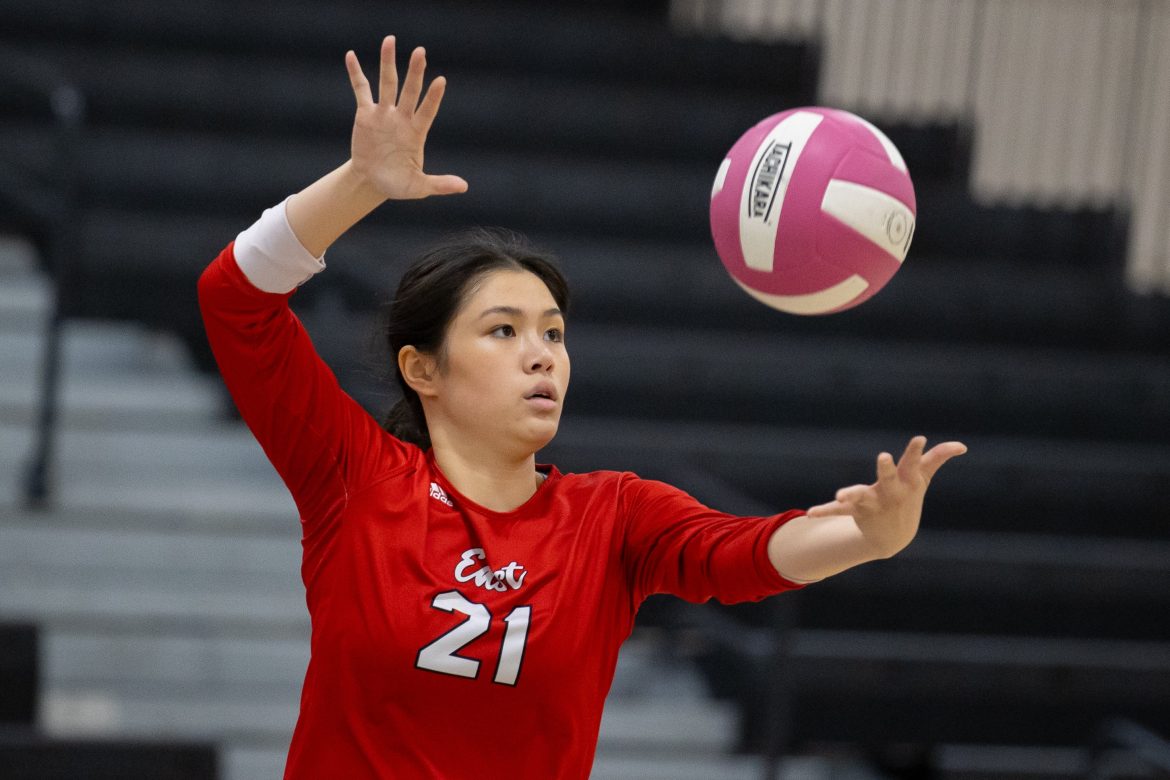 Aubree Mon (21) de Cherry Hill East serve contra Egg Harbor na Egg Harbor High School em Egg Harbor, NJ na quarta-feira, 16 de outubro de 2024.