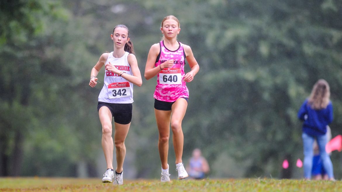 Molly Domurat (à esquerda) de Hunterdon Central e Sarah Thomassen de Monmouth competem na classe júnior do Thompson Park Class Meet em Thompson Park em Monroe, NJ no sábado, 28 de setembro de 2024.