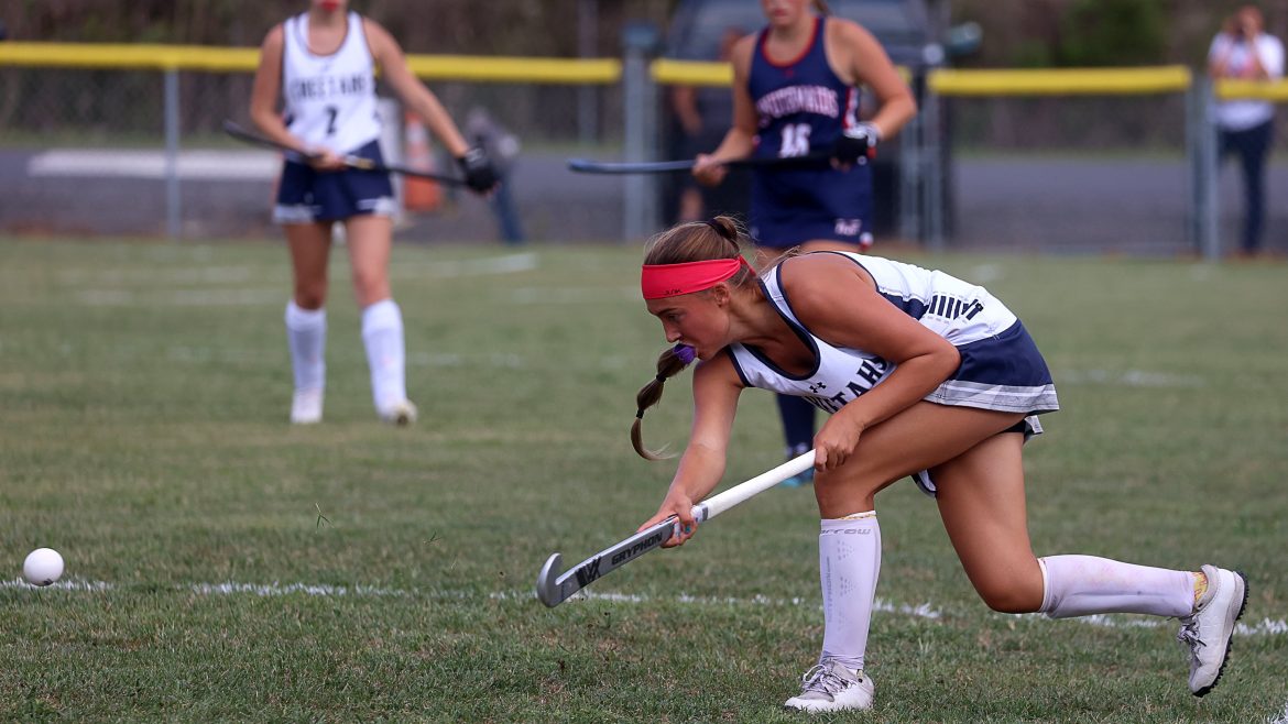 Ryleigh Damminger (20) do GCIT envia um passe pelo campo durante o segundo quarto do jogo de hóquei em campo Washington Township vs. GCIT, quinta-feira, 8 de setembro de 2022.