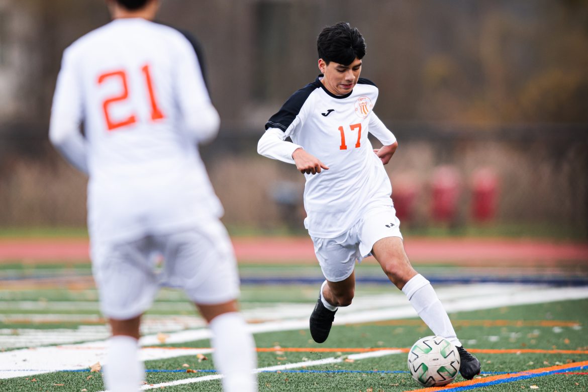 Bryan Horna (17) de Dover mantém a bola em jogo durante o jogo de futebol masculino da semifinal NJSIAA North 1, Grupo 3 entre Old Tappan e Dover na Northern Valley Old Tappan High School em Old Tappan, NJ na quarta-feira, 1º de novembro de 2023.