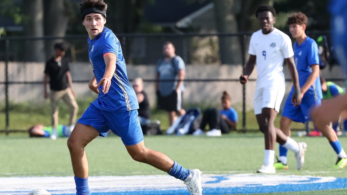 Luca Passucci (8) de Scotch Plains-Fanwood pretende passar contra Montclair durante o jogo de futebol masculino na Scotch Plains-Fanwood High School em Scotch Plains NJ na segunda-feira, 9 de setembro de 2024.