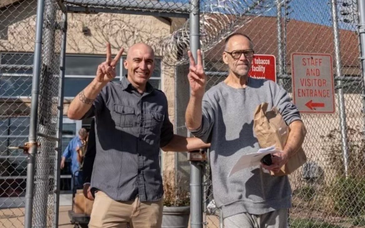 Robert Bintz, à direita, saindo da Instituição Correcional de Oakhill com seu advogado, Jim Mayer, depois que sua condenação por assassinato foi anulada.