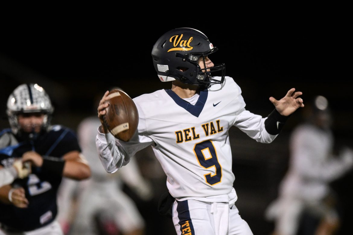 Kelton Ibach (9), de Delaware Valley, lança um passe contra Johnson durante o jogo de futebol no Arthur L. Johnson HS em Clark, NJ, na sexta-feira, 11 de outubro de 2024.