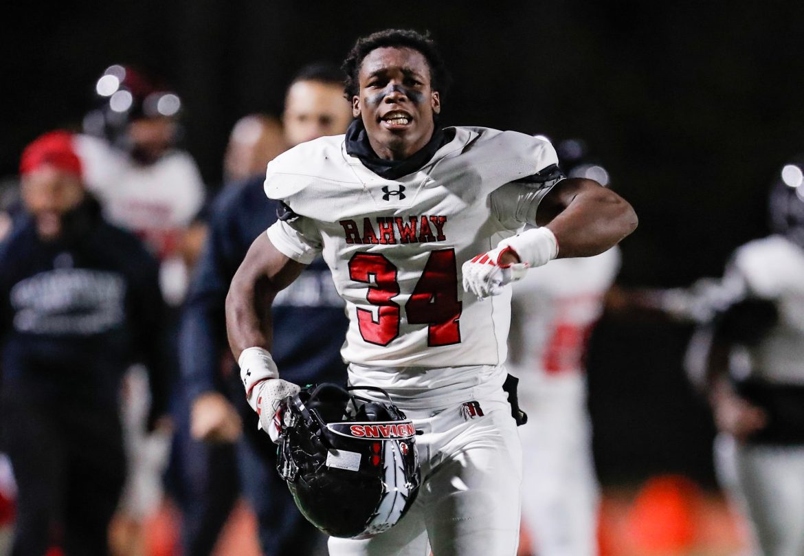 Jyvon Cooper (34) de Rahway comemora após vencer o jogo de futebol entre Watchung Hills e Rahway na Watchung Hills Regional High School em Warren, NJ, em 12/10/24.
