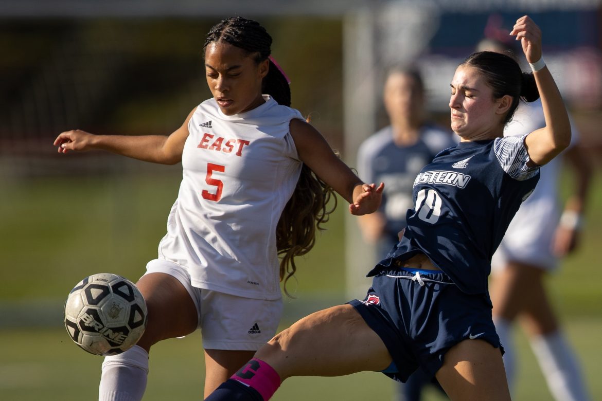 Lauren Carter (5) de Cherry Hill East corre com Mariah Spector (18) de Eastern para o baile na Eastern Regional High School em Voorhees, NJ na quarta-feira, 9 de outubro de 2024.