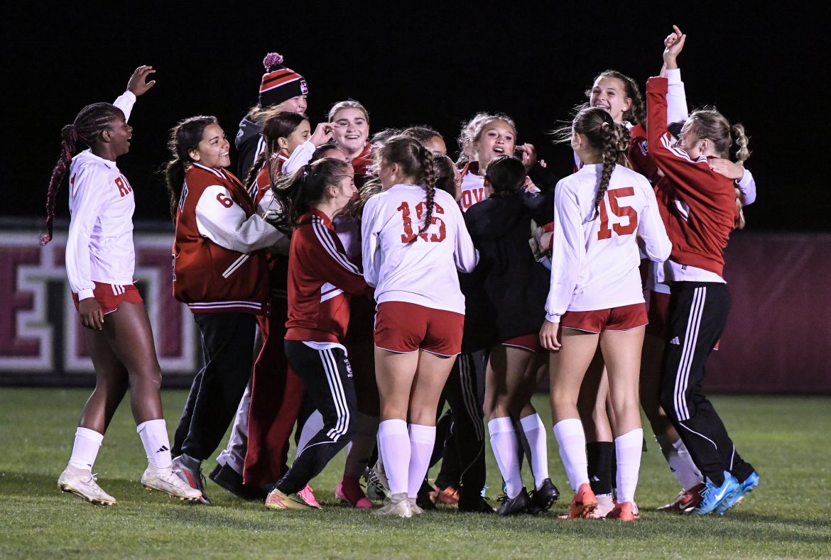 As meninas de Easton se reúnem para comemorar a vitória sobre Phillipsburg, 14 de outubro de 2024.