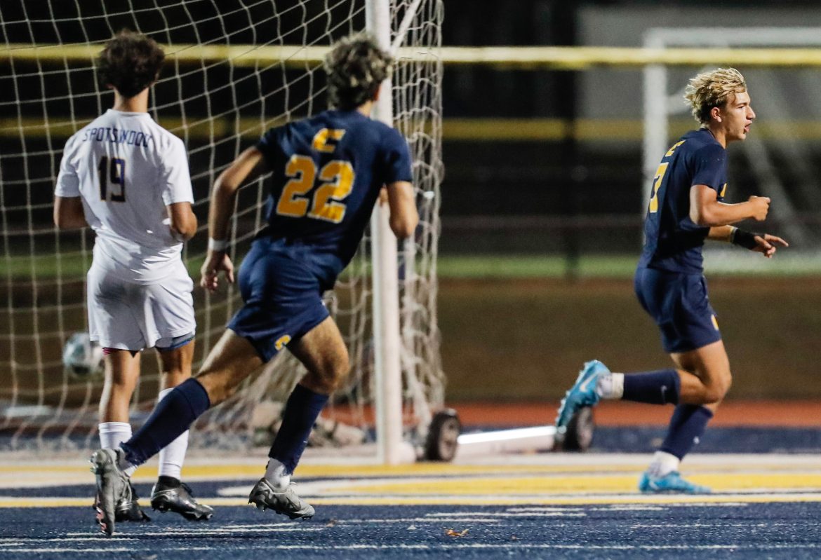 Noah Belo (7) de Colonia reage após marcar o gol da vitória em uma cobrança de pênalti na prorrogação para vencer a partida de futebol feminino entre Colonia e Spotswood na Colonia High School em Colonia, NJ em 23/10/24.