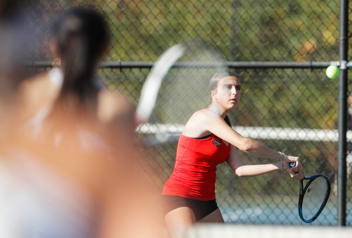 Nicole Covucci, do Hunterdon Central, retorna em segundas duplas durante a final de tênis feminino de Hunterdon / Warren / Sussex na Warren Hills High School em Washington, NJ, em 16/10/24.