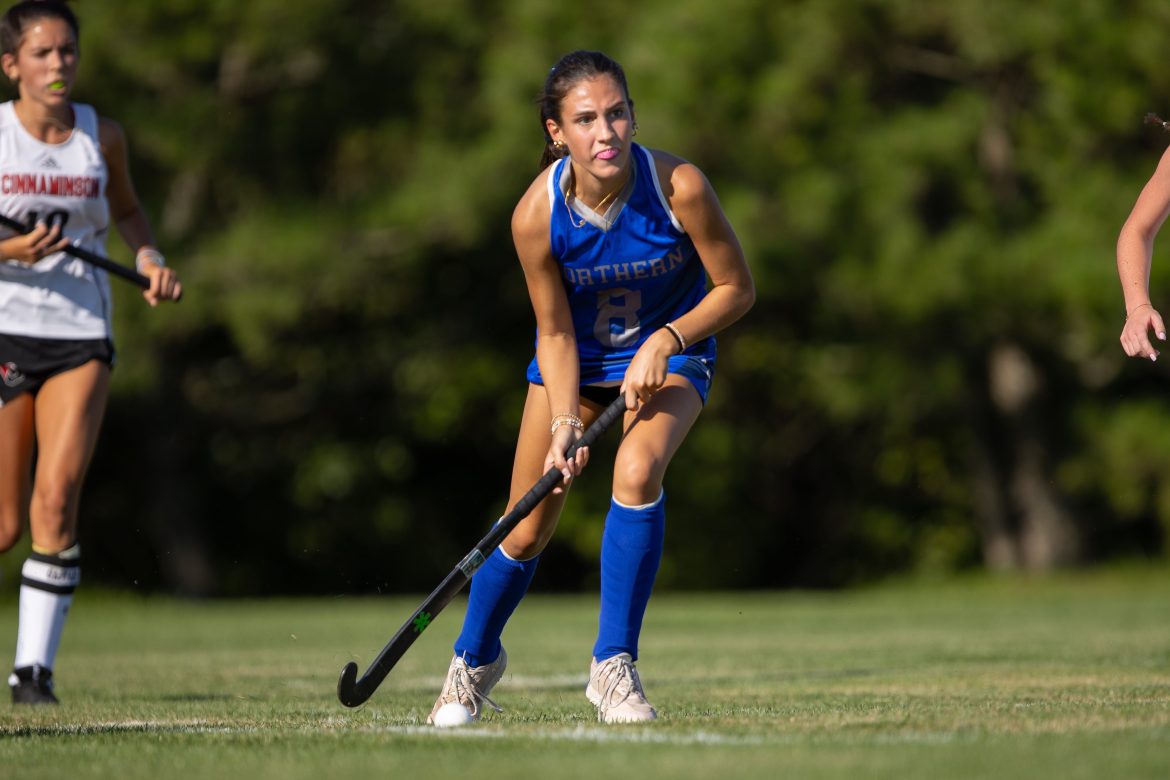 Ella Morelli (8) de Northern Burlington tenta passar a bola contra Cinnaminson na Northern Burlington High School em Columbus, NJ na terça-feira, 3 de setembro de 2024. 
