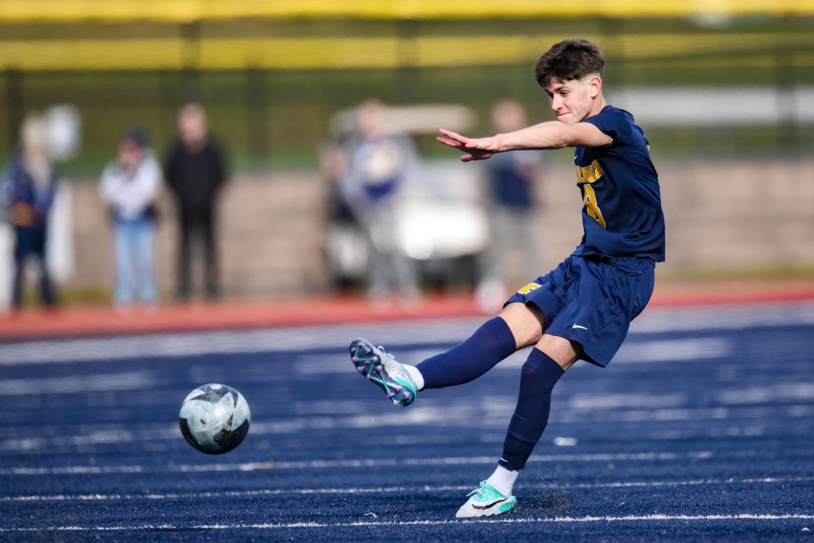 Cristian Alvarez (8), do Colonia, arremessa contra o Summit durante o jogo de futebol masculino da rodada final do NJSIAA North 2, Grupo 3, no Colonia HS em Woodbridge, NJ, no sábado, 4 de novembro de 2023.