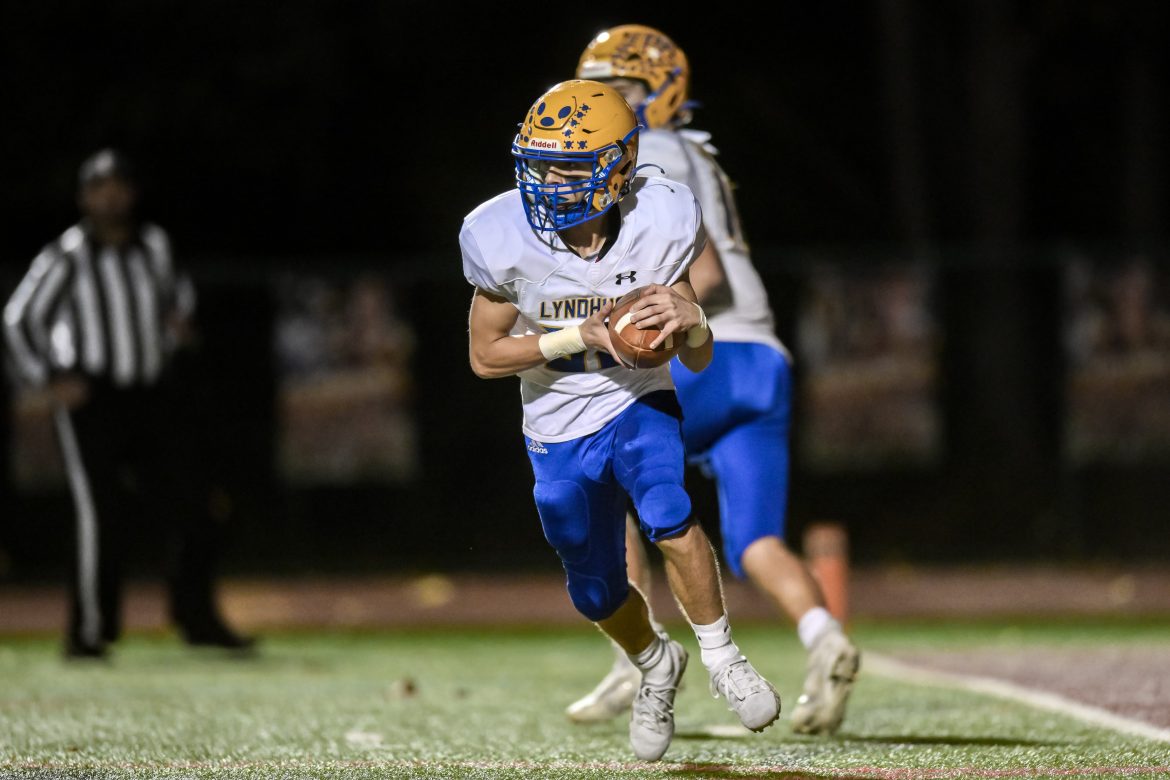 Viktor Kanjuk (32), de Lyndhurst, carrega a bola contra Park Ridge durante o jogo de futebol americano do ensino médio em Park Ridge HS em Park Ridge, NJ, na sexta-feira, 13 de outubro de 2023.