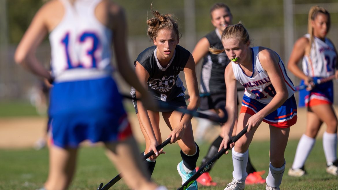 Jenna Greg (8) de Egg Harbor e Emerson Lewis (28) de Millville estão de olho na bola em Millville, NJ, na quinta-feira, 6 de outubro de 2022.