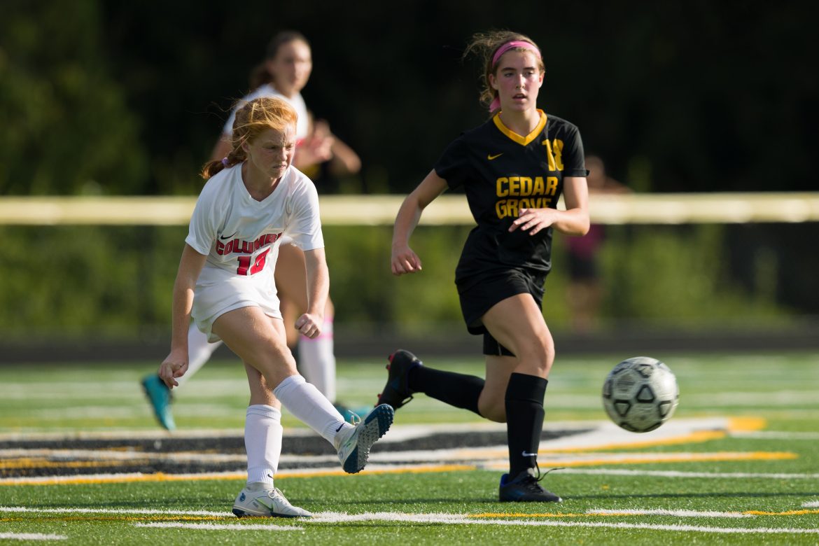 Evie Campbell, da Columbia, ultrapassou Sophia Bobrowski, de Cedar Grove, no confronto de futebol feminino do ensino médio na terça-feira em Cedar Grove. Os Cougars derrotaram os Panteras na prorrogação e venceram por 3-2. 13/09/2022