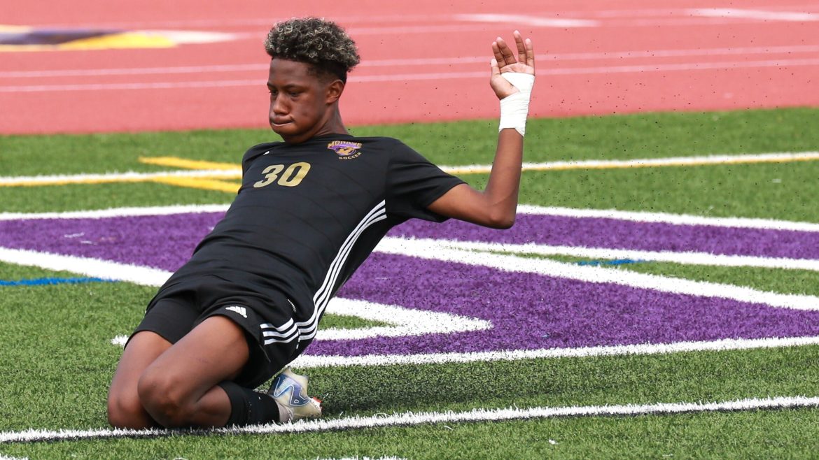 Christopher Duran, 30 Monroe, após marcar durante o jogo de futebol da escola secundária Old Bridge vs. Monroe Boys em Monroe, NJ, no sábado, 7 de setembro de 2024.  