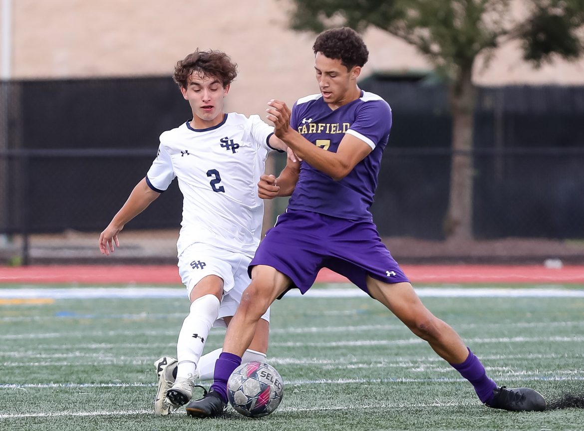 Xavier Levy (2) do Seton Hall Prep e Julius Mesa (7) do Garfield lutam pela bola durante o jogo de futebol masculino no Kelly Athletic Complex em West Orange, NJ, na sexta-feira, 6 de setembro de 2024.
