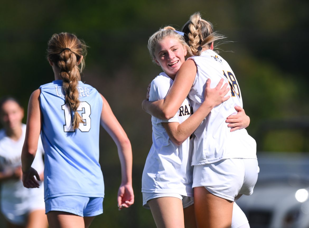 Hope Ernst (8) de Ramsey comemora com Kendall Reid (18) de Ramsey depois de marcar um gol contra Waldwick durante o jogo de futebol feminino no Waldwick HS em Waldwick, NJ no sábado, 5 de outubro de 2024.