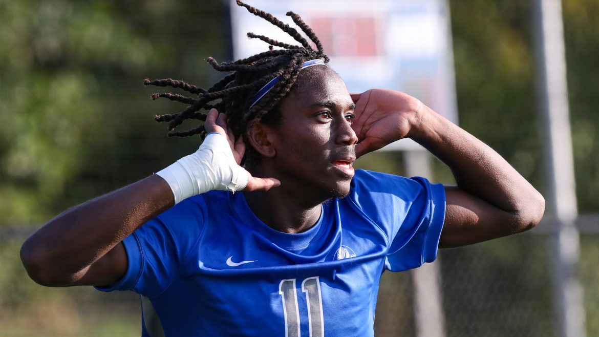 Jayvon Young (11) de Scotch Plains-Fanwood comemora depois de marcar um gol contra Montclair durante o jogo de futebol masculino na Scotch Plains-Fanwood High School em Scotch Plains NJ na segunda-feira, 9 de setembro de 2024.