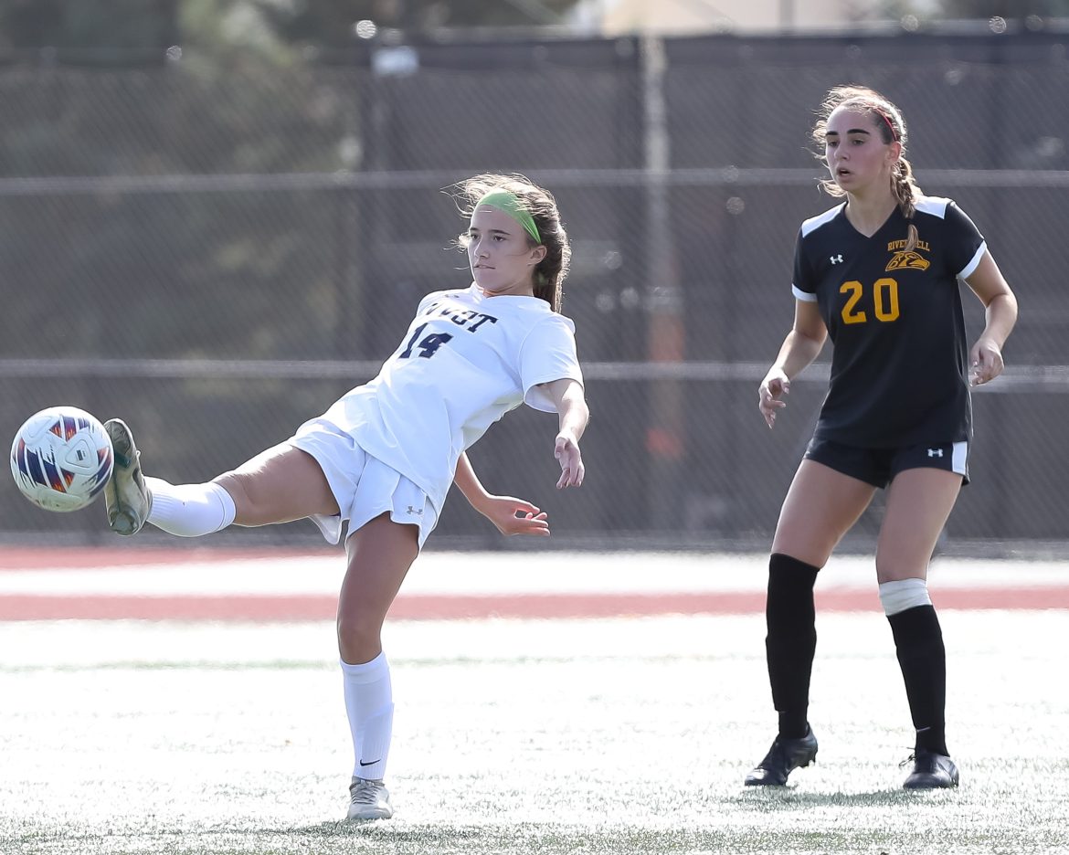 Isabella Zingarelli (14) de Old Tappan controla a bola contra Ayva Gallagher (20) de River Dell durante a final seccional do futebol feminino Norte 1 Grupo 2 na River Dell High School em 04/11/22.