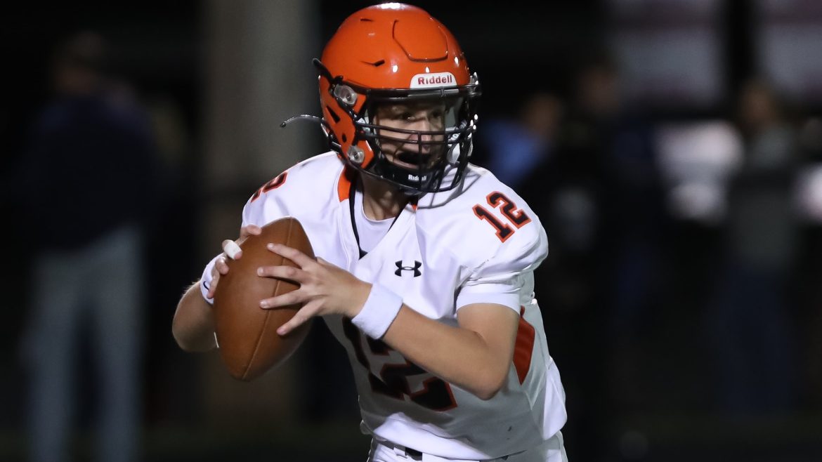 Nicholas Patterson (12), de Hackettstown, pretende passar contra Lenape Valley durante o jogo de futebol na Lenape Valley Regional High School em Stanhope, NJ, na sexta-feira, 15 de setembro de 2023.