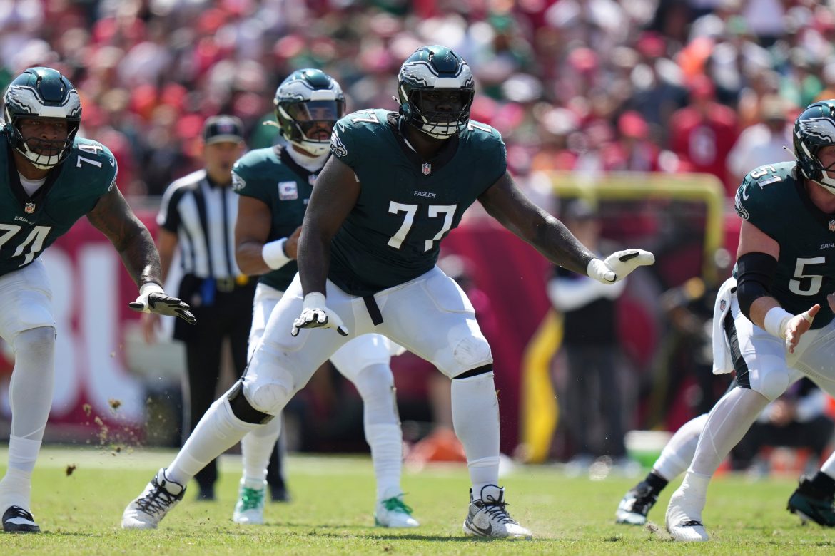 O armador direito dos Eagles, Mekhi Becton, deixou o jogo de domingo contra os Giants por causa de uma concussão. Mais tarde, ele foi descartado. 