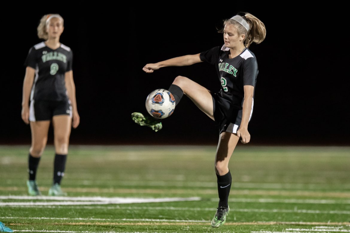 Allie Polyniak de Pascack Valley (2) controla a bola durante a partida de futebol feminino contra Tenafly em Hillsdale na quinta-feira, 22 de setembro de 2022.