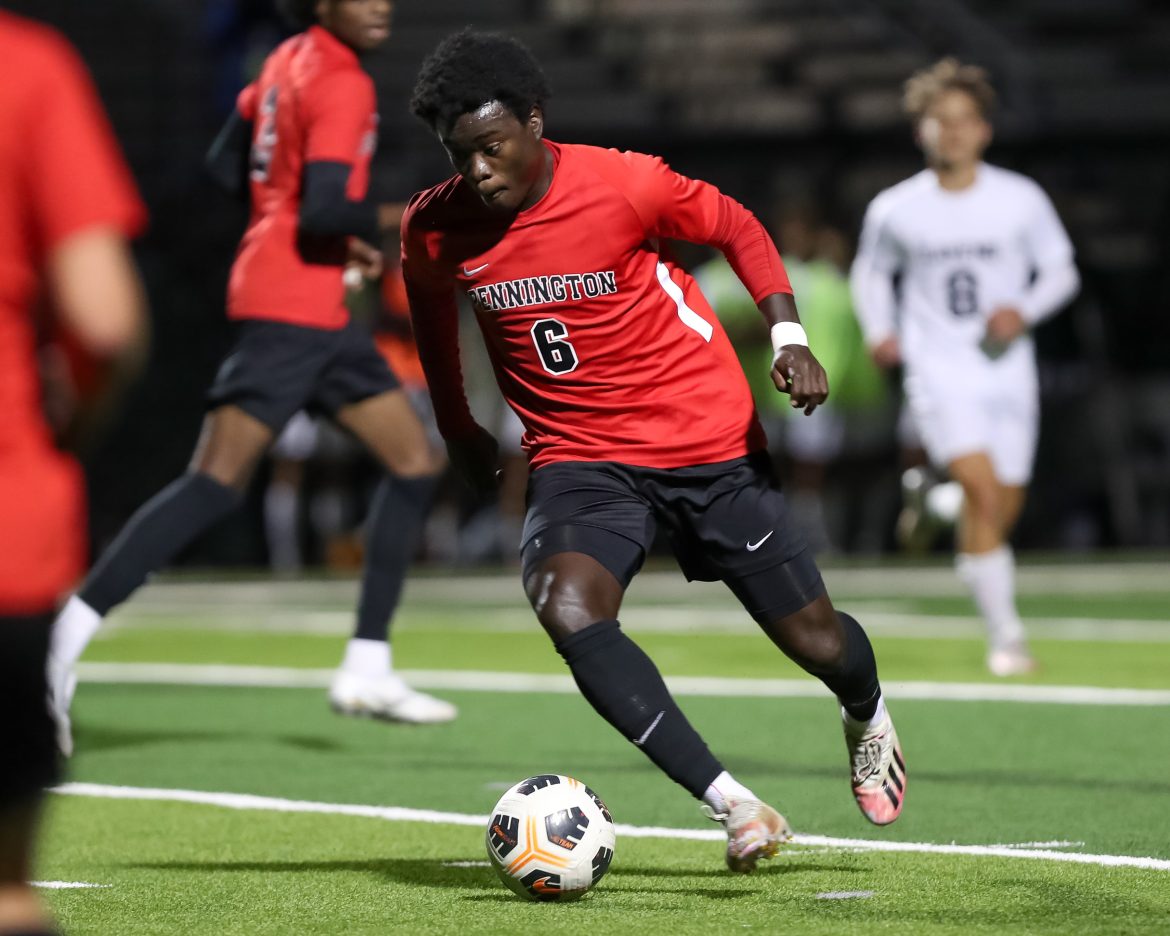 Elvis Appiah (6) de Pennington controla a bola contra Robbinsville durante a semifinal do torneio de futebol masculino Mercer County na Hopewell Valley High School em Pennington, NJ, na quarta-feira, 18 de outubro de 2023.