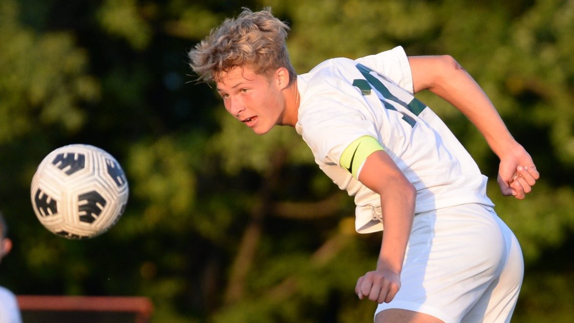 Luke Rath, 10, de Seneca cabeceia a bola durante um jogo de futebol masculino contra Moorestown na Moorestown High School, quarta-feira, 11 de setembro de 2024