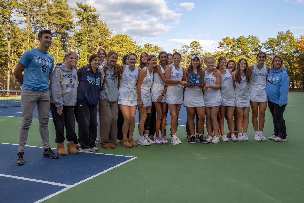 Shawnee posa com seu troféu após a final do NJSIAA South Group 3 contra Clearview na Shawnee High School em Medford, NJ, na terça-feira, 15 de outubro de 2024.