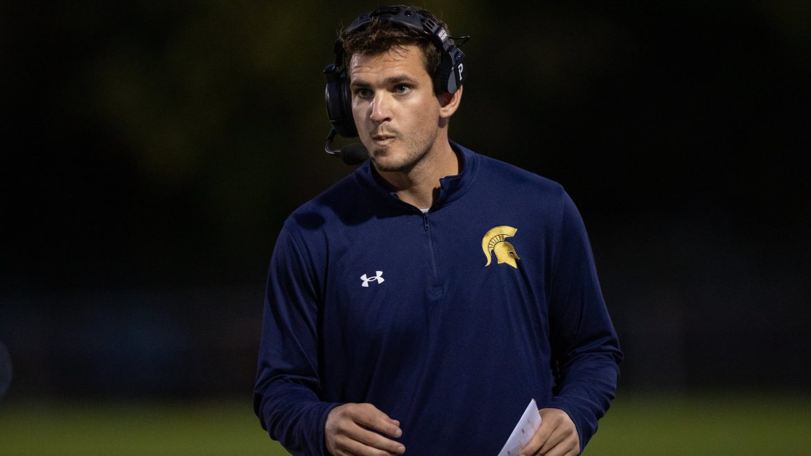 O técnico do Espírito Santo, Andrew DiPasquale, na linha lateral contra St. Augustine na Holy Spirit High School em Absecon, NJ, na sexta-feira, 4 de outubro de 2024.