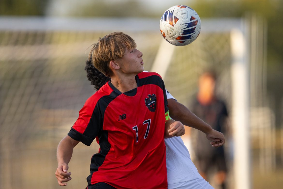 Leo Daniels (17) de Robbinsville mantém os olhos na bola enquanto se envolve com Brian Donis (22) de Princeton na Robbinsville High School em Robbinsville, NJ, na quinta-feira, 19 de setembro de 2024.