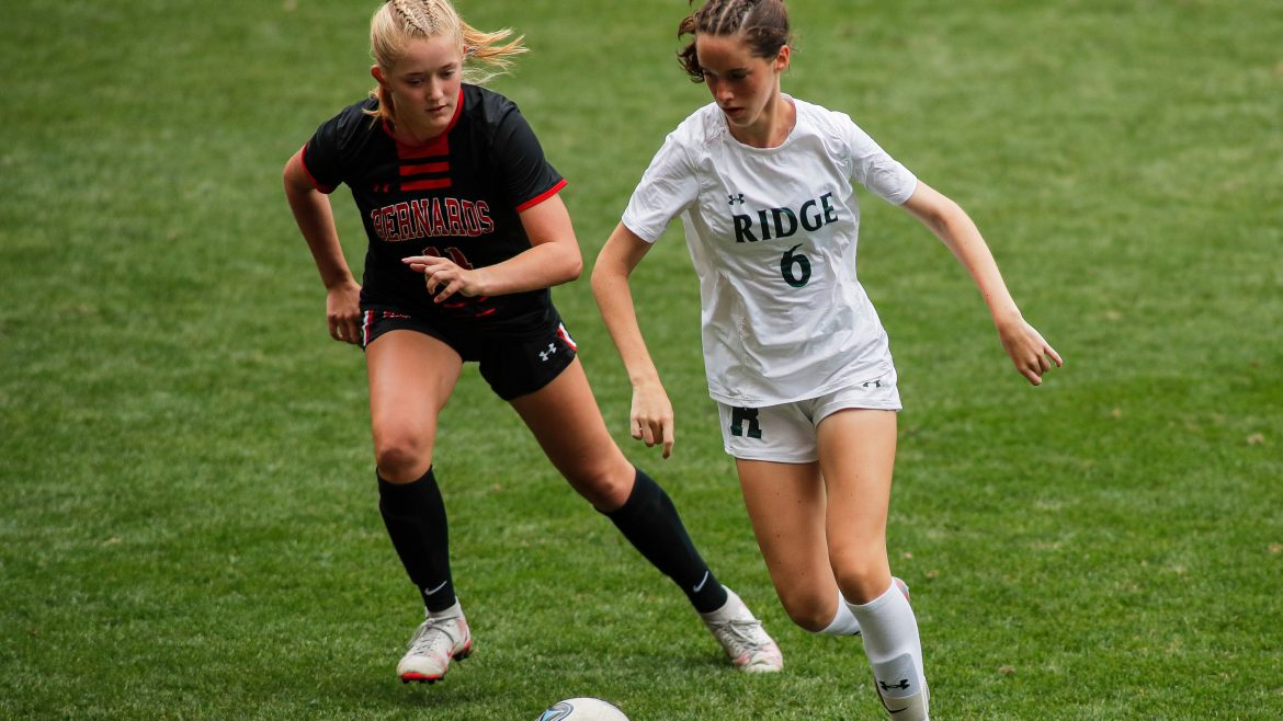 Emily Weiner (6) de Ridge tenta passar a bola por Lauren Sullivan (11) de Bernards durante o jogo de futebol feminino entre Ridge e Bernards na Red Bull Arena em Harrison, NJ no domingo, 17 de setembro de 2023.