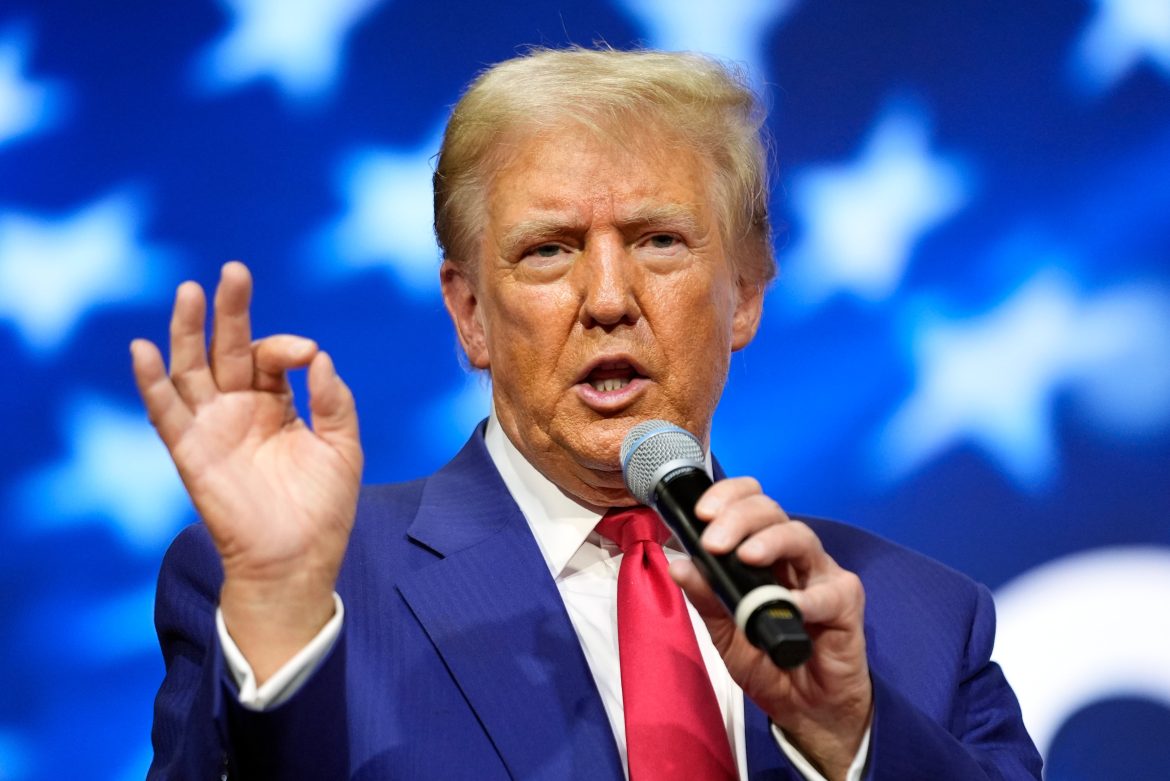 O ex-presidente republicano candidato à presidência, Donald Trump, fala em uma prefeitura de campanha no Greater Philadelphia Expo Center & Fairgrounds, segunda-feira, 14 de outubro de 2024, em Oaks, Pensilvânia.
