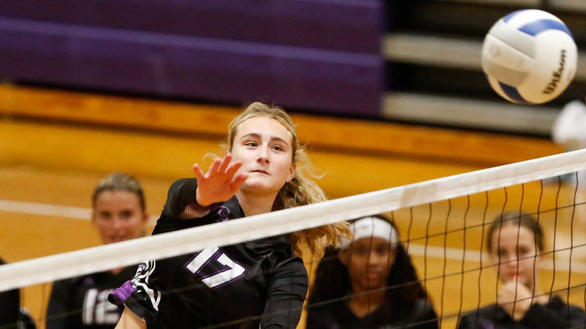 Ashley Markle (17) de Old Bridge tenta matar durante a partida de vôlei feminino entre Old Bridge e Woodbridge na Old Bridge High School em Matawan, NJ, em 01/10/24.