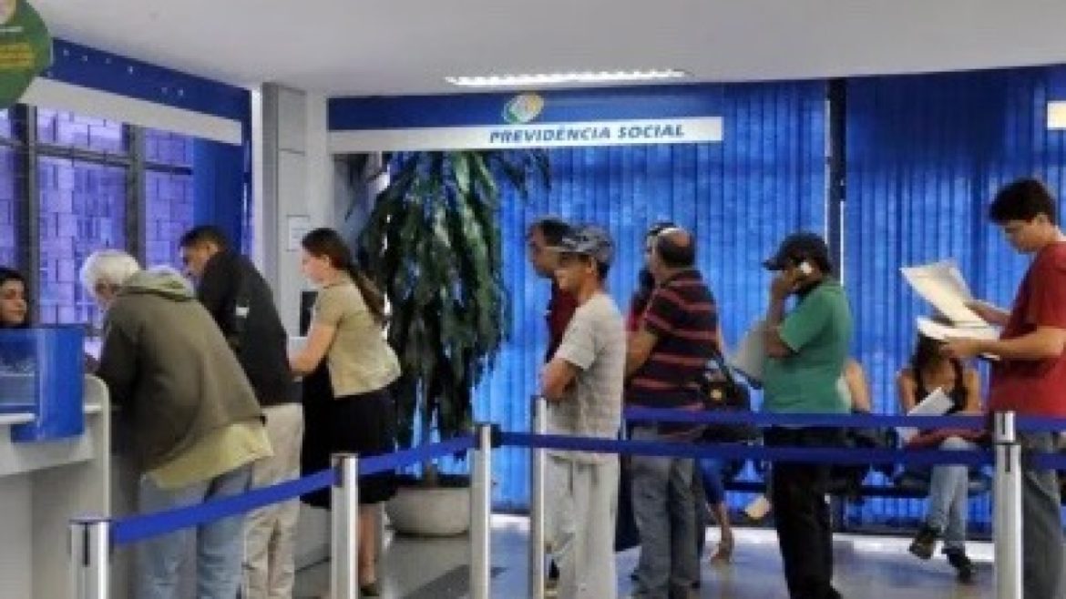 Fila no INSS Fila no INSS • Antonio Cruz/Agência Brasil
